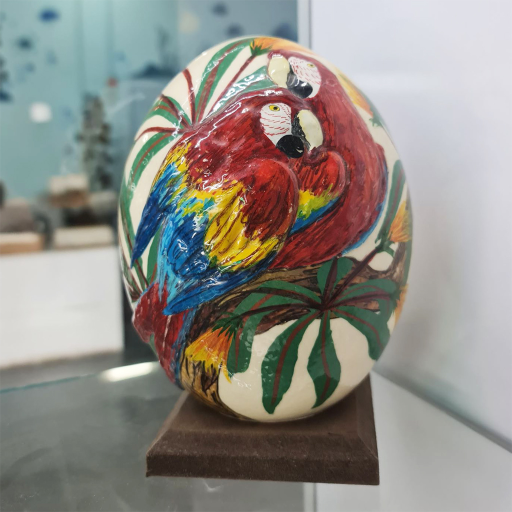 طراحی و نقاشی روی تخم شتر مرغ 